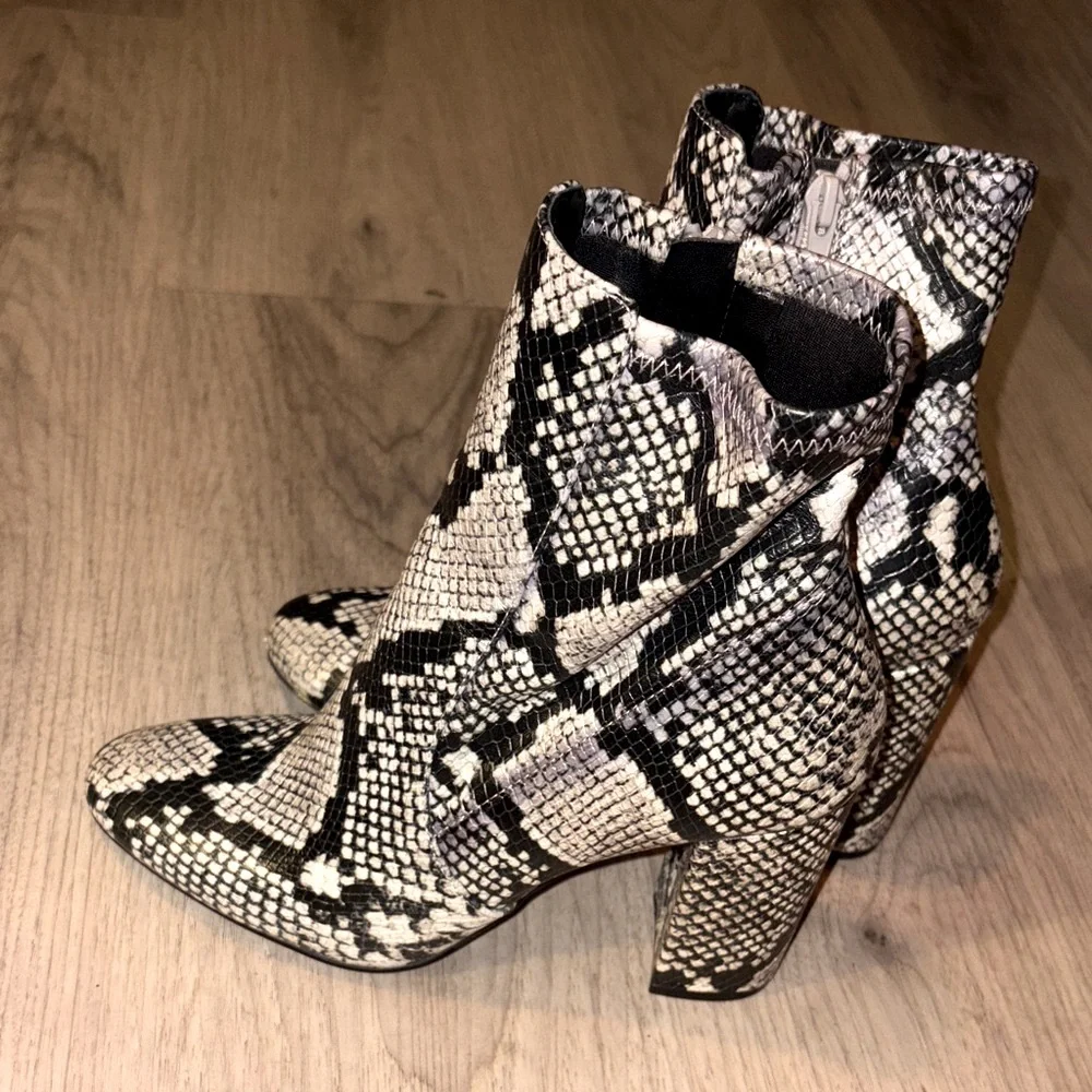 Aldo Snakeskin Patterned Ankle Boots 3 inch tall size 7.5